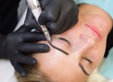 Microblading-Behandlung der Augenbrauen