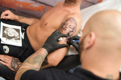 Tattoo mit feinen Farbschattierungen in Schwarz